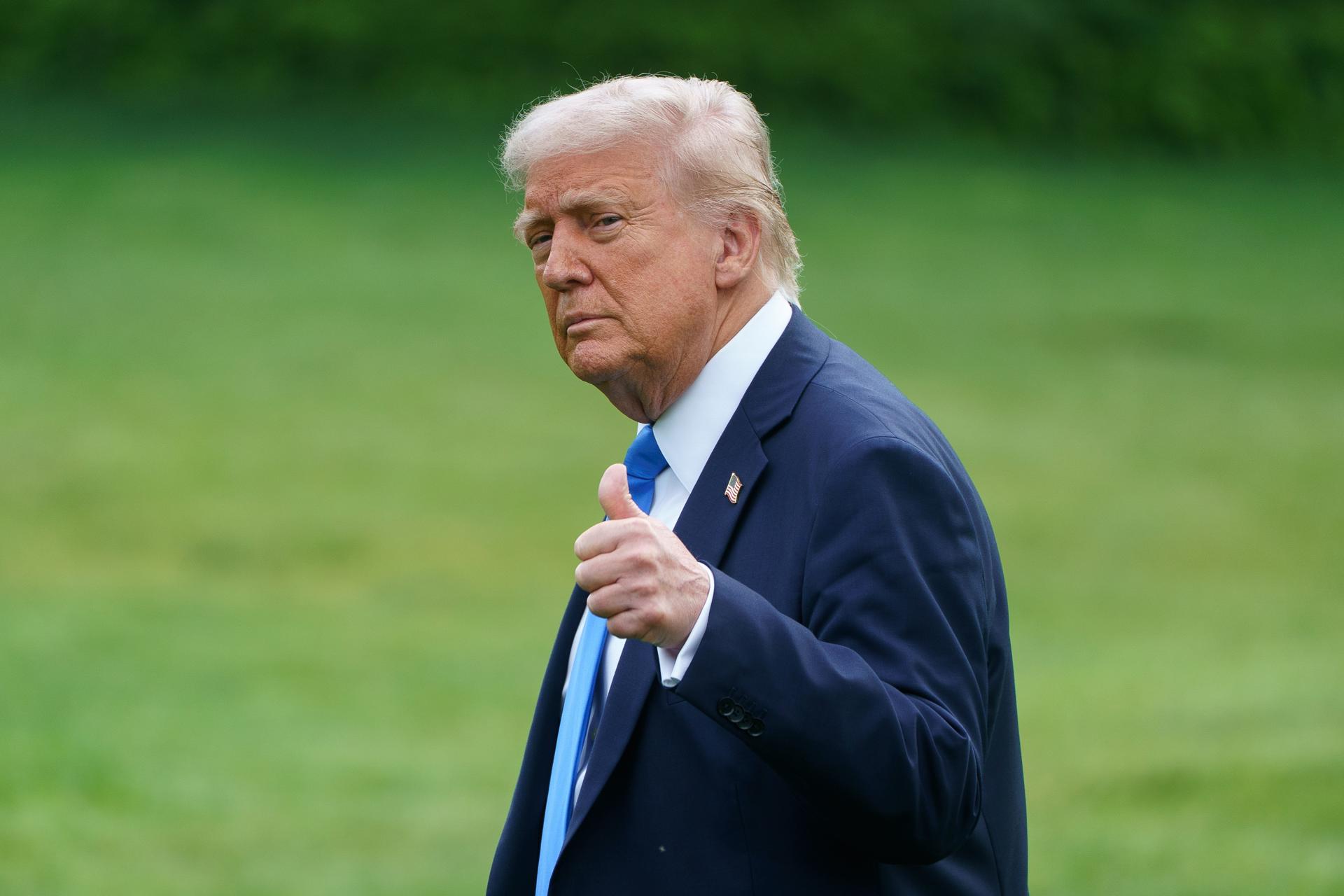 Trump publicó una imagen que lo muestra vestido como el papa
