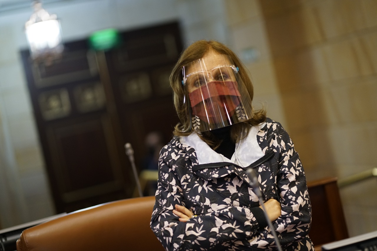 La representante Ángela María Robledo durante la sesión presencial de este viernes en la Cámara de Representantes.