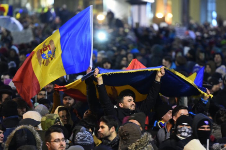 Protestas en Rumania logran derribar decreto que suavizaba castigos a corruptos