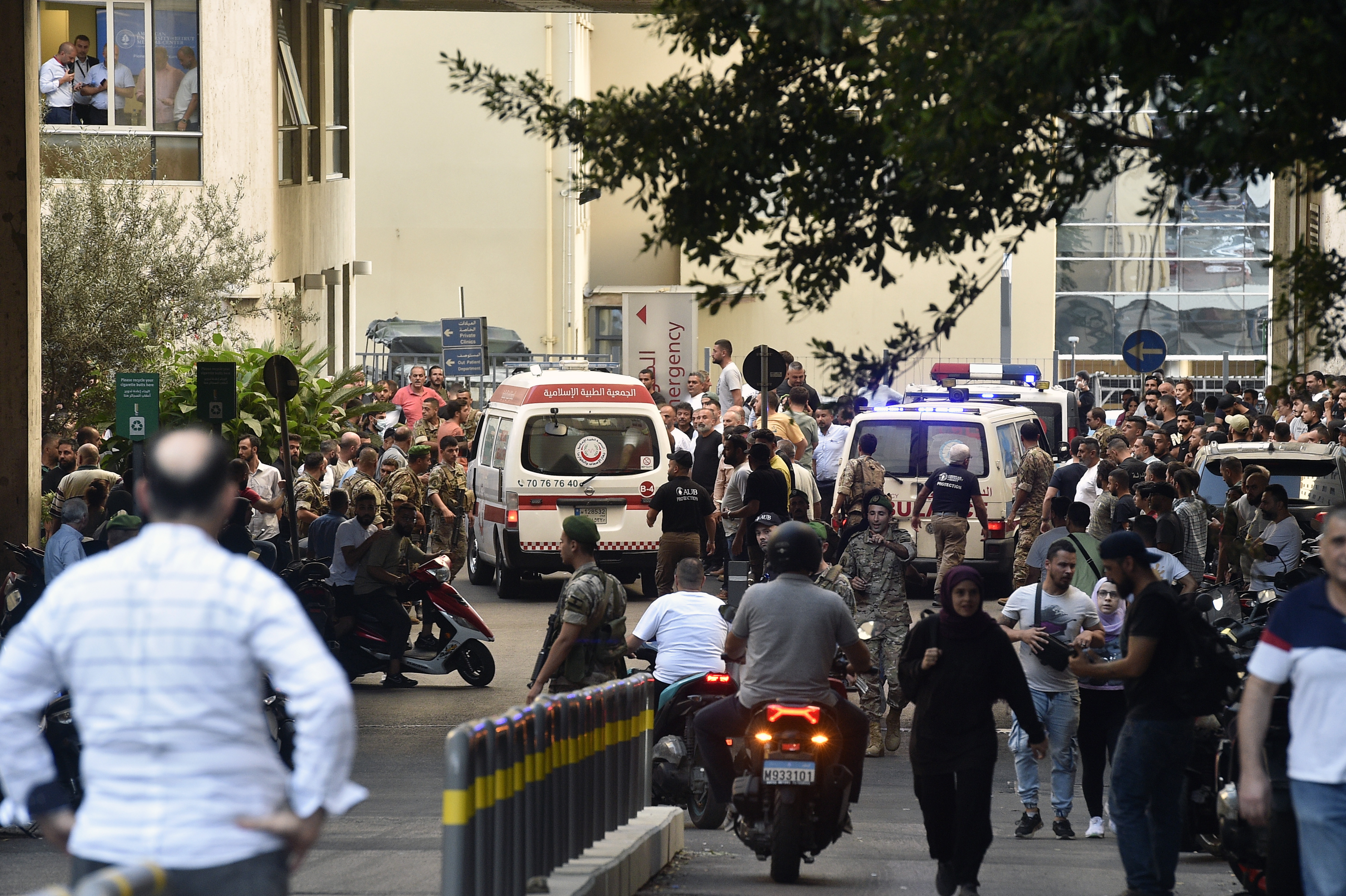 Beirut (Líbano), 17/09/2024.- Una ambulancia llega al Centro Médico de la Universidad Americana de Beirut (AUBMC) este martes. Al menos ocho personas murieron este martes y más de 2.800 resultaron heridas, unas 200 de ellas de gravedad, por la explosión en cadena de buscapersonas o mensáfonos que estaban en manos de miembros del grupo chií libanés Hizbulá en varios puntos del Líbano, informó el Ministerio de Salud Pública.- EFE/ Wael Hamzeh