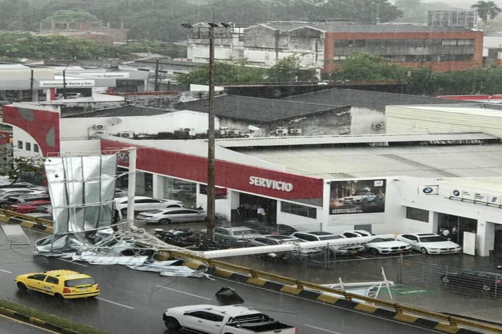 Valla publicitaria cayó sobre tres vehículos tras fuertes lluvias en Cali