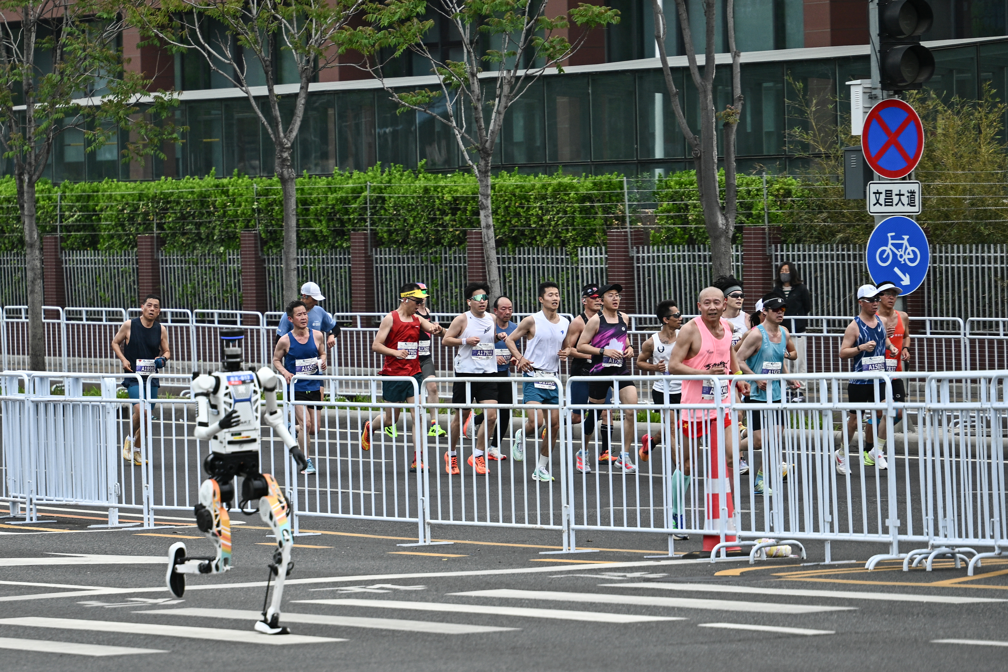 Robots humanoides baten récord humano en media maratón de Pekín: así fue la carrera