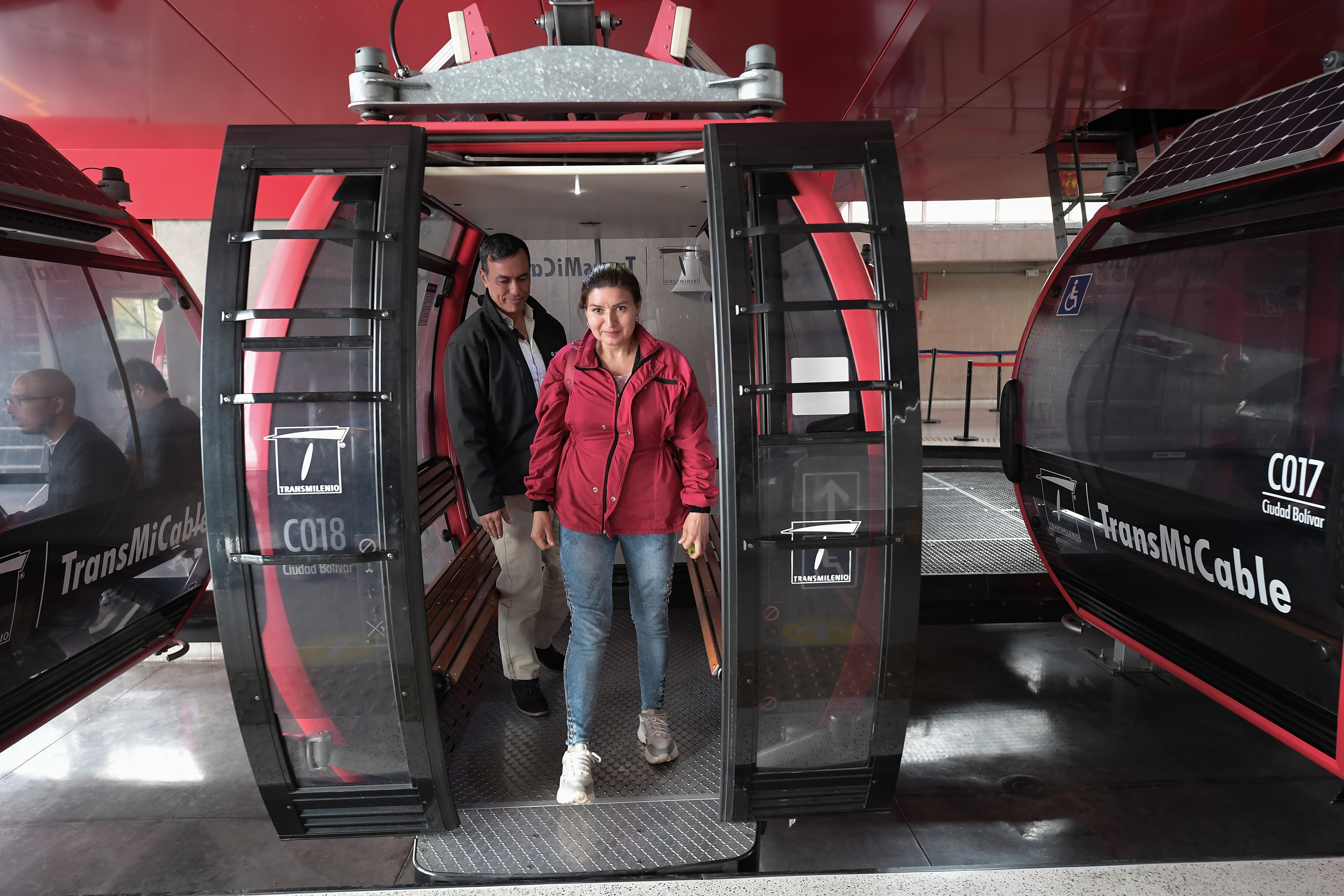 López, pasajero número 45 millones de Transmicable, dice que el medio de transporte le cambió la vida y le permite compartir más tiempo con sus hijas.