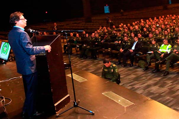 Petro dice que la policía del posconflicto será menos militarizada