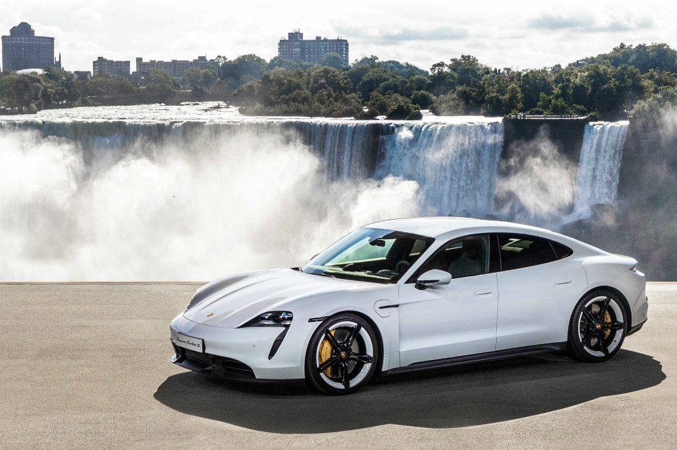 Carro de alto rendimiento del año (World Performance Car)El Taycan de Porsche repitió galardón en la categoría que premia a los coches de alto rendimiento. En su versión Turbo S, el deportivo eléctrico de la casa de Stuttgart tiene una aceleración de 0 a 100 km/h en 2,8 segundos. Con unos sorprendentes 750 caballos de poder, este carro es la prueba de que los autos con propulsiones alternativas al combustible también son potentes, dinámicos y divertidos. Su autonomía es igualmente sorprendente, con un rango de entre 388 y 412 kilómetros por carga.