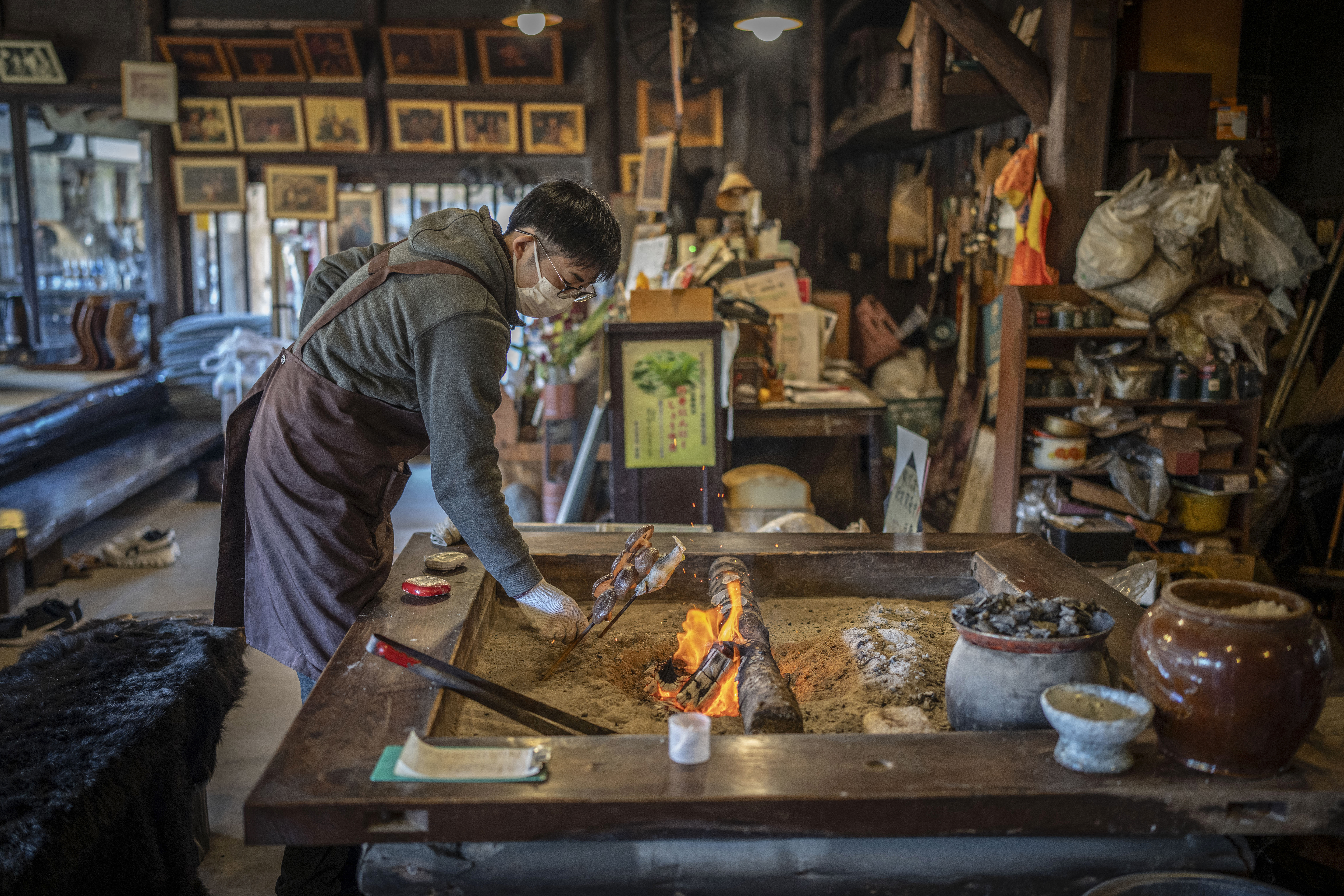 Un cocinero prepara un pescado en un restaurante de Chichibu, Japón, en donde sirven carne de oso.