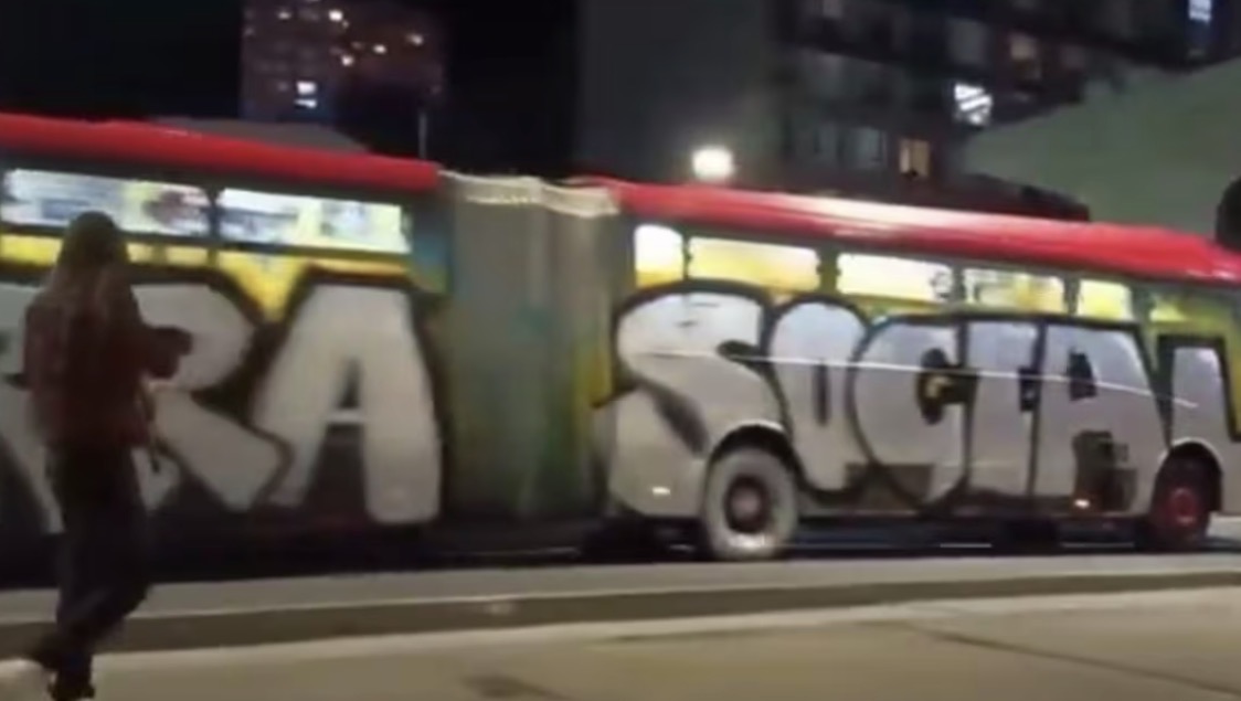 Un nuevo acto de vandalismo contra un bus troncal volvió a encender las alertas por los daños a la infraestructura de TransMilenio.