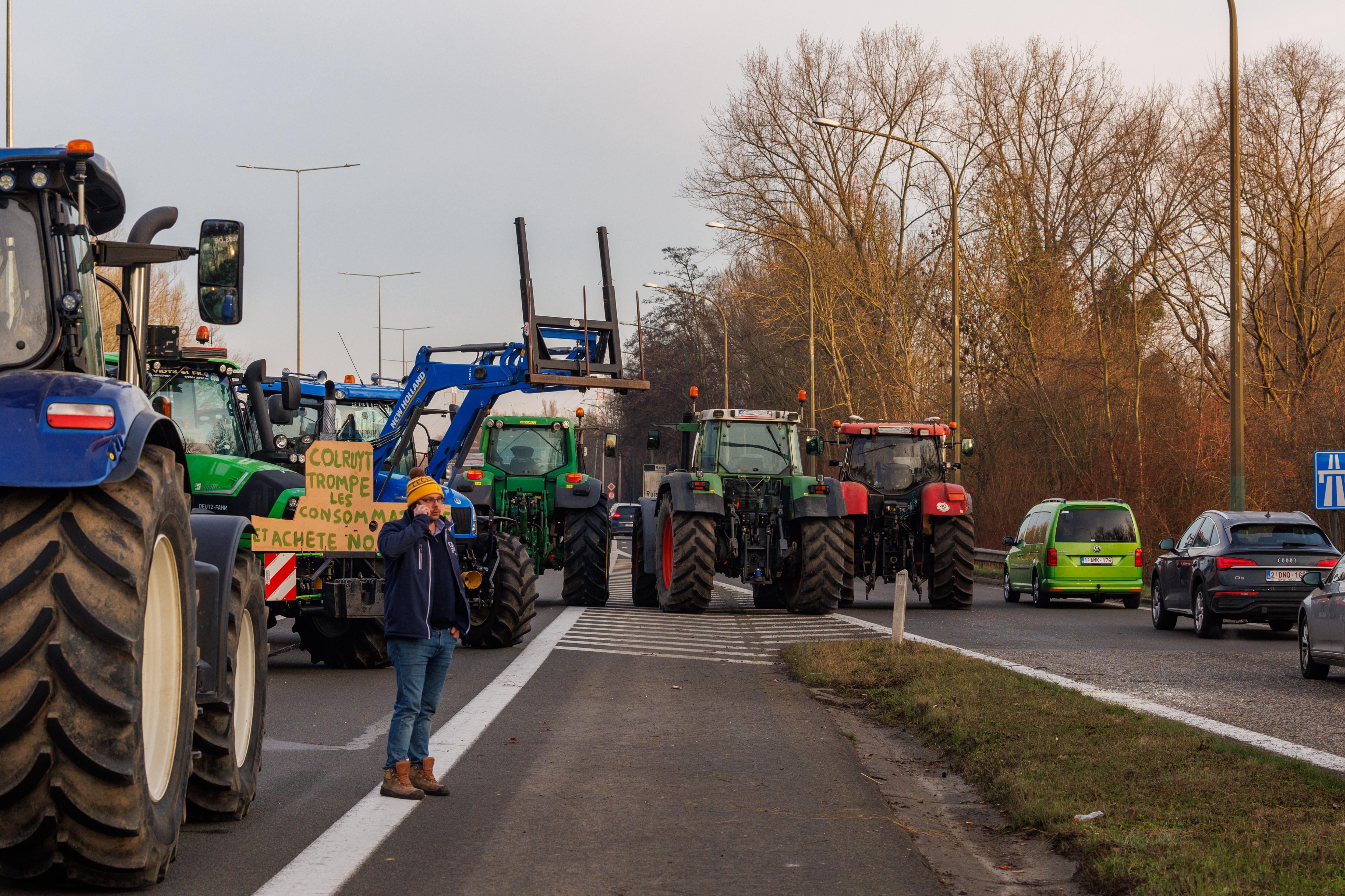 Sindicatos agrarios mayoritarios piden suspender los bloqueos en Francia