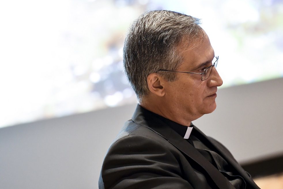 Renuncia jefe de comunicaciones del Vaticano acusado de manipular comunicaciones