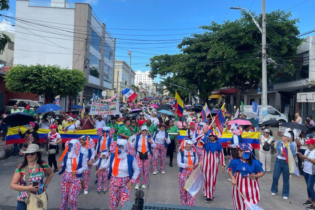 Multitudes coloridas marchan a favor de los 100 días del presidente Gustavo Petro.