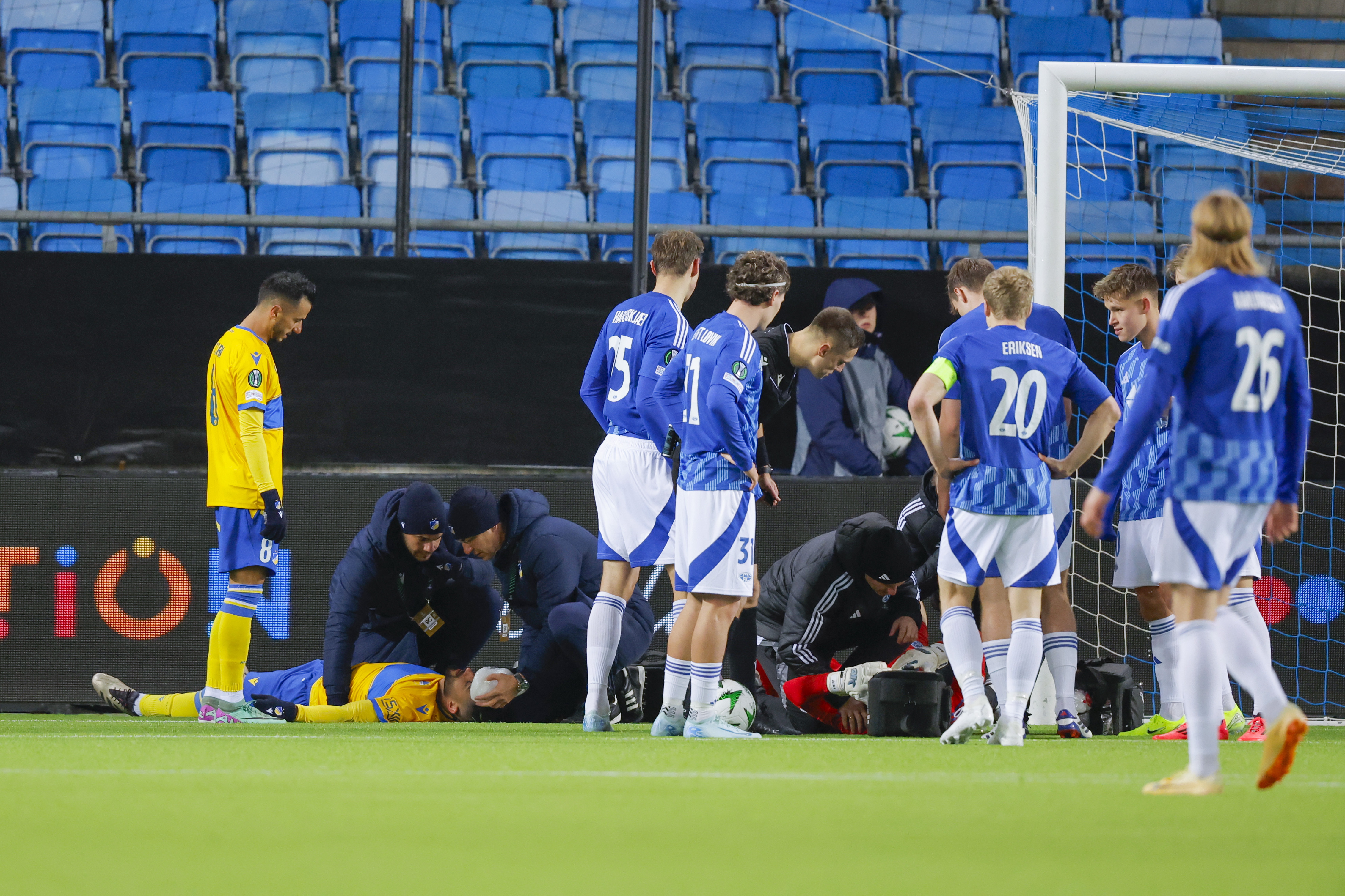 Molde (Norway), 28/11/2024.- Apoel's Konstantinos Laifis and Molde's goalkeeper Albert Posiadala are down with injuries during the UEFA Europa Conference League soccer match between Molde and Apoel in Molde, Norway, 28 Novemver 2024. (Noruega) EFE/EPA/Svein Ove Ekornesvag NORWAY OUT