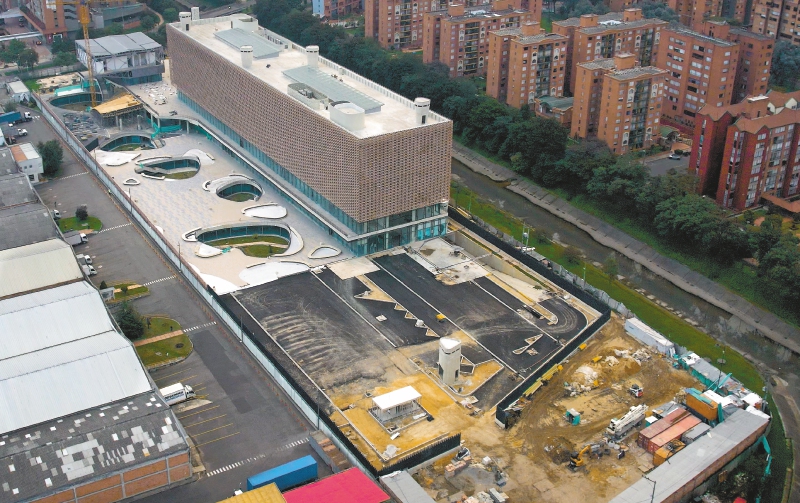 La nueva sede del Comando de la Policía Metropolitana de Bogotá debía entregarse en 2012. Su avance es del 67 %.