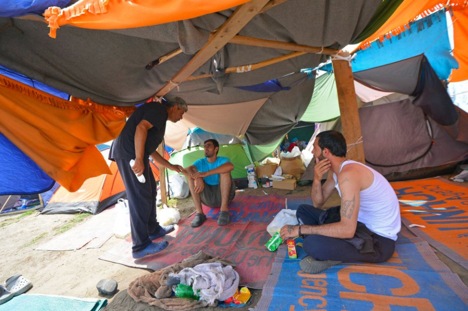 Migrantes permanecen en un refugio temporal en el lado serbio de la frontera con Hungría. / EFE