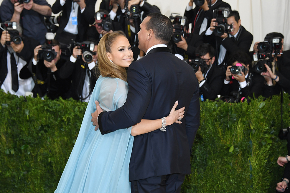 Jennifer Lopez presenta a Alex Rodriguez, su «bello macho»