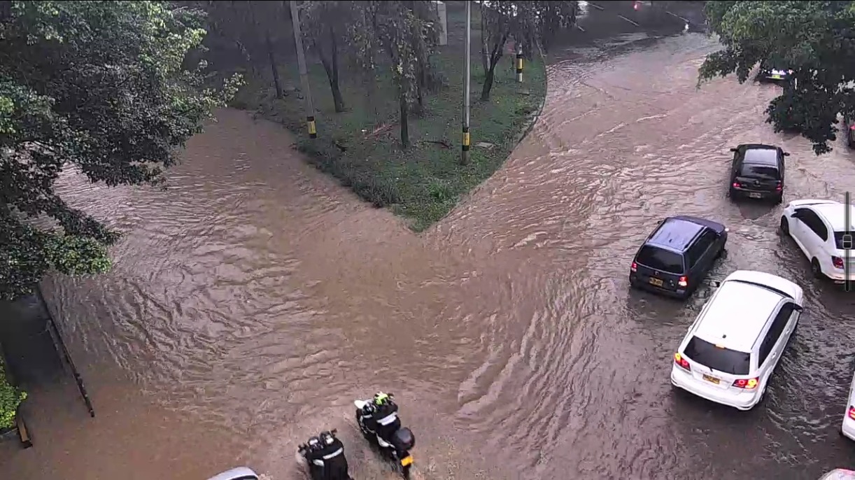 Lluvias en Medellín generaron desbordamientos y caos en la movilidad