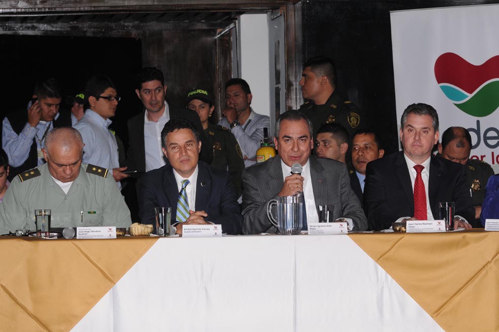 De izq. a der., José A. Mendoza, comandante de la Policía de Medellín; Anibal Gaviria, Alcalde de Medellín; Sergio Soto, director de Fenalco Antioquia y Juan C. Restrepo, presidente junta directiva Fenalco Antioquia. / Luis Benavides