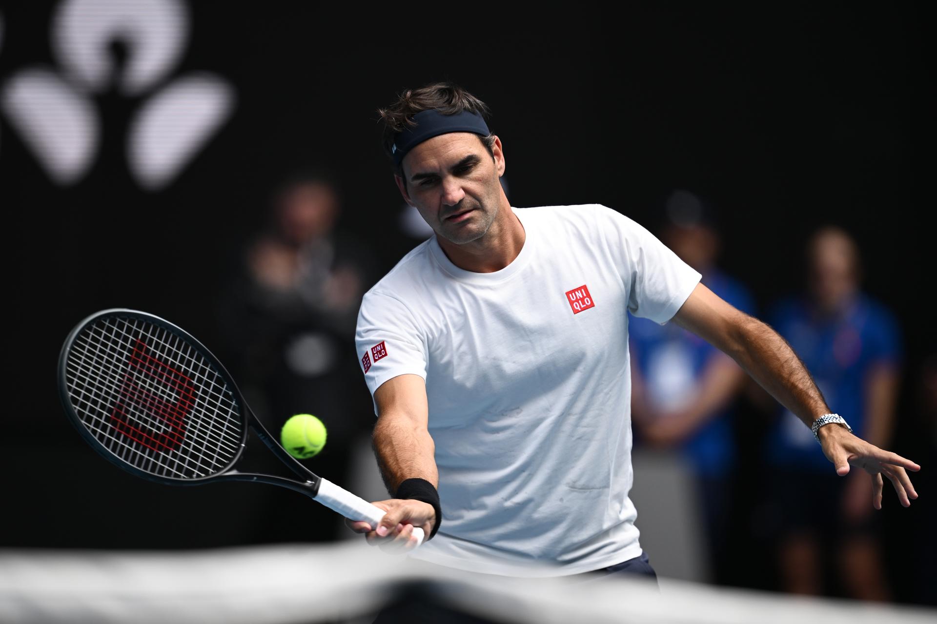 MELBOURNE (Australia), 16/01/2026.- Former Australian Open champion Roger Federer trains with Casper Ruud of Norway during a practice session ahead of the Australian Open at Melbourne Park in Melbourne, Australia, 16 January 2026. (Tenis, Noruega) EFE/EPA/JOEL CARRETT EDITORIAL USE ONLY AUSTRALIA AND NEW ZEALAND OUT
