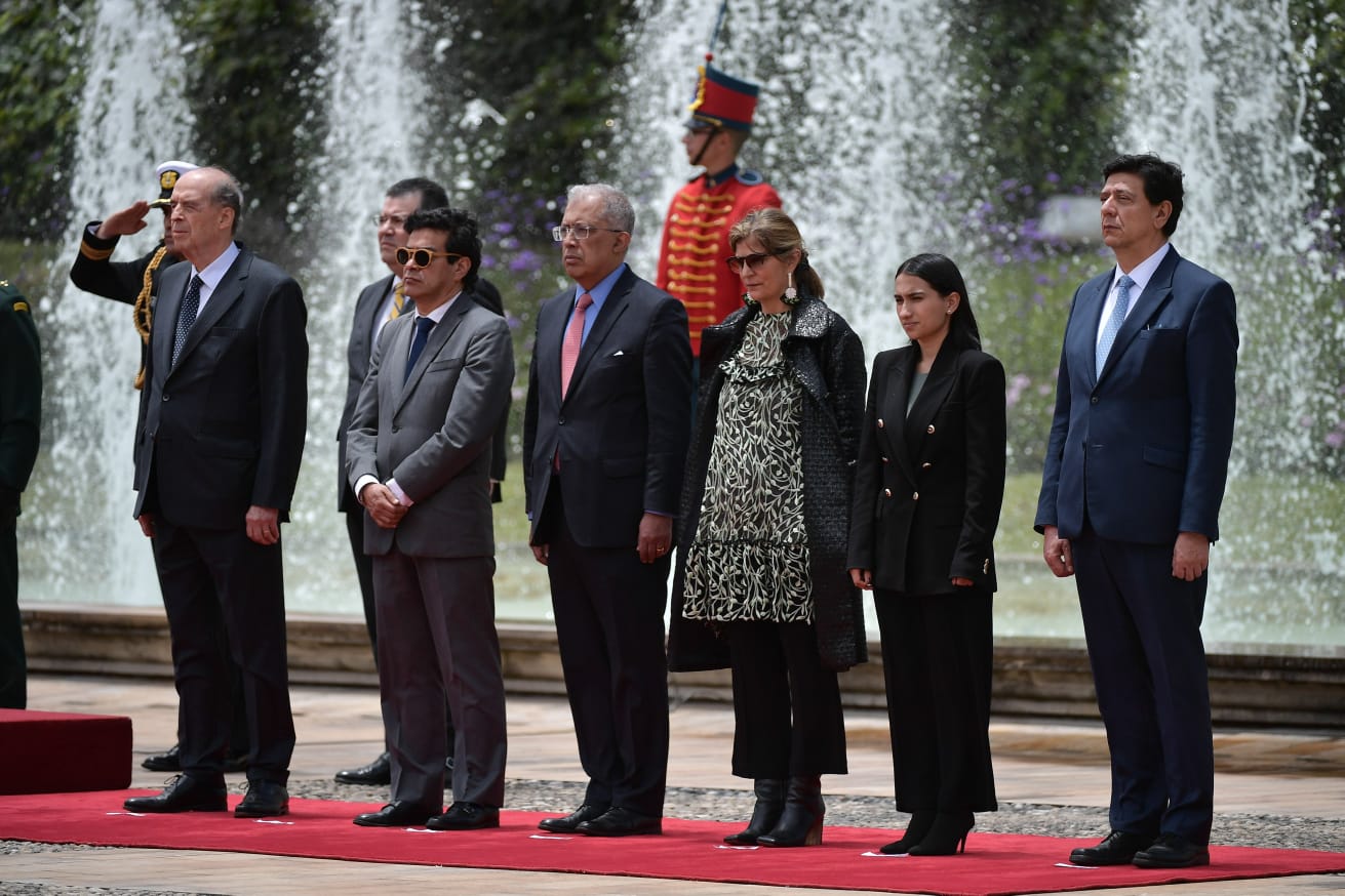 Junto al presidente, el canciller, Álvaro Leyva Durán, lideró la comitiva colombiana durante la visita del presidente español. Él fue quien recibió al mandatario europeo en la noche del martes.