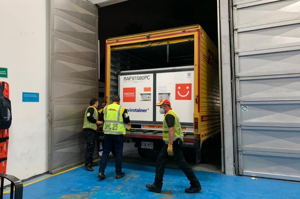 Sinovac: un nuevo millón de dosis de vacunas llegaron a Colombia