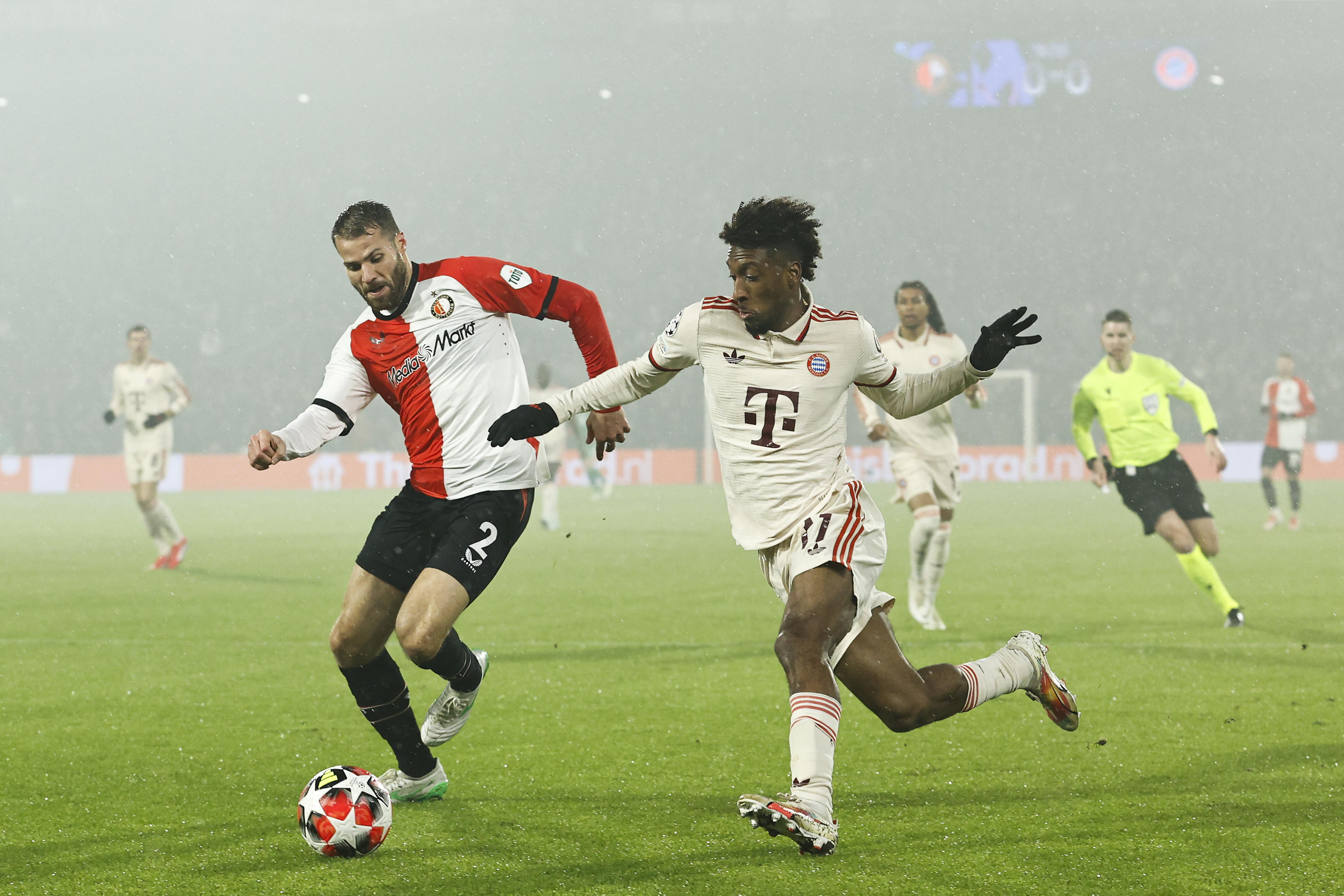 Rotterdam (Netherlands), 22/01/2025.- Bart Nieuwkoop (L) of Feyenoord and Kingsley Coman of Bayern Munich in action during the UEFA Champions League soccer match between Feyenoord and FC Bayern Munich at Feyenoord Stadium de Kuip in Rotterdam, Netherlands, 22 January 2025. (Liga de Campeones, Países Bajos; Holanda) EFE/EPA/MAURICE VAN STEEN