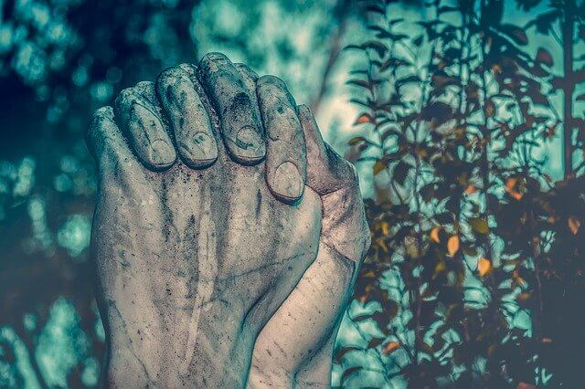 Un pastor vende un antibacterial "listo para vencer la crisis que ha producido el coronavirus"
