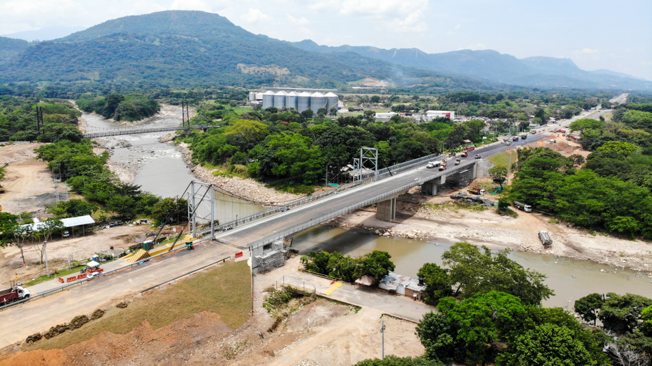 Gobierno inaugura puente que comunica Aguazul con Yopal
