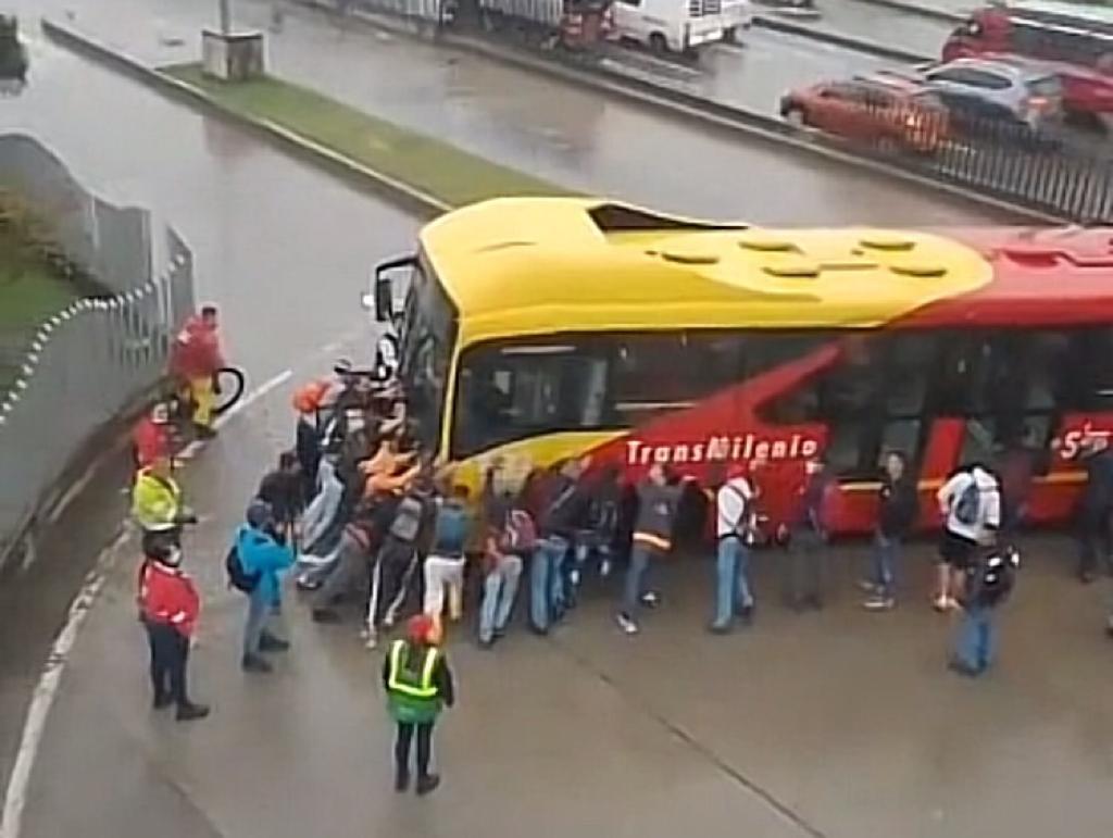 Video: Pasajeros tuvieron que empujar un Transmilenio tras quedarse varado