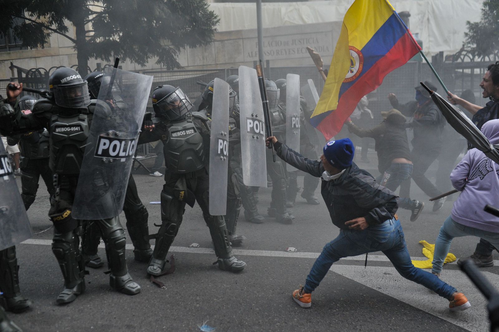 En fotos: manifestantes bloquearon por 3 horas la entrada del Palacio de Justicia