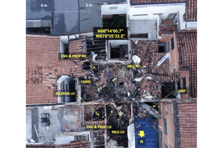 Vista superior del impacto de la avioneta en Medellín.