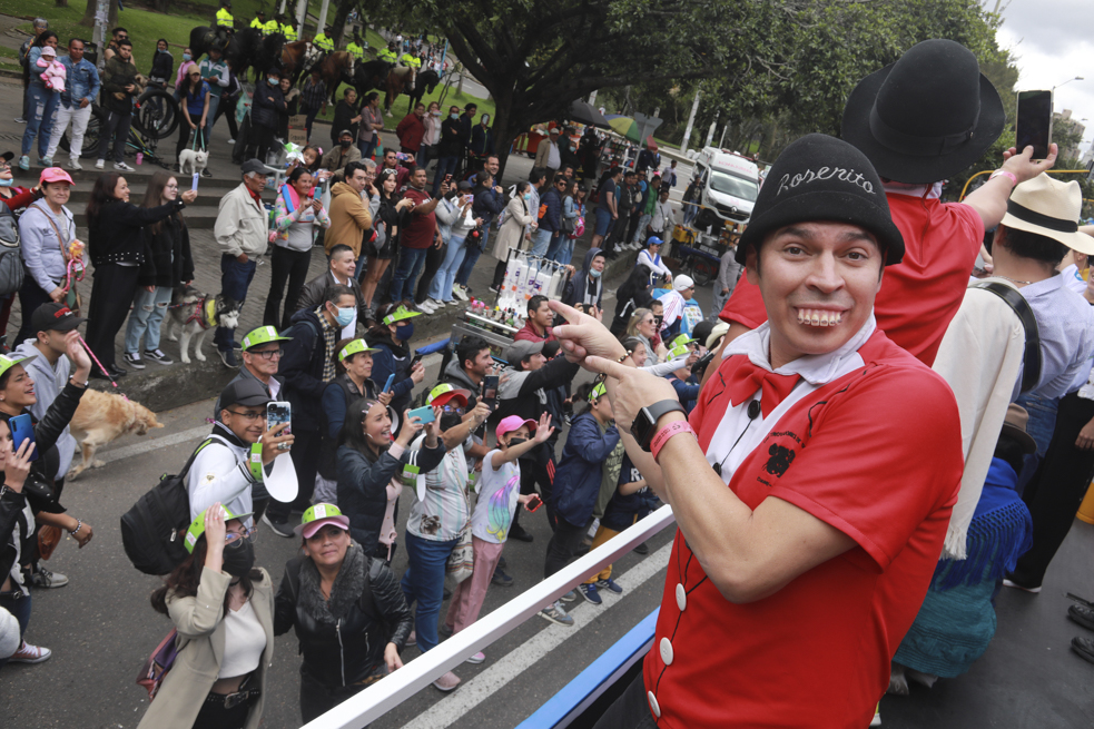 Caminata Por la Solidaridad Carroza caracol
Este Domingo 9 de Octubre el Canal caracol se solidarizó con la caminata por la solidaridad 2022, varios de sus talentos compartieron por varias horas con los transeúntes del recorrido que por tantos años se solidariza con los más necesitados.