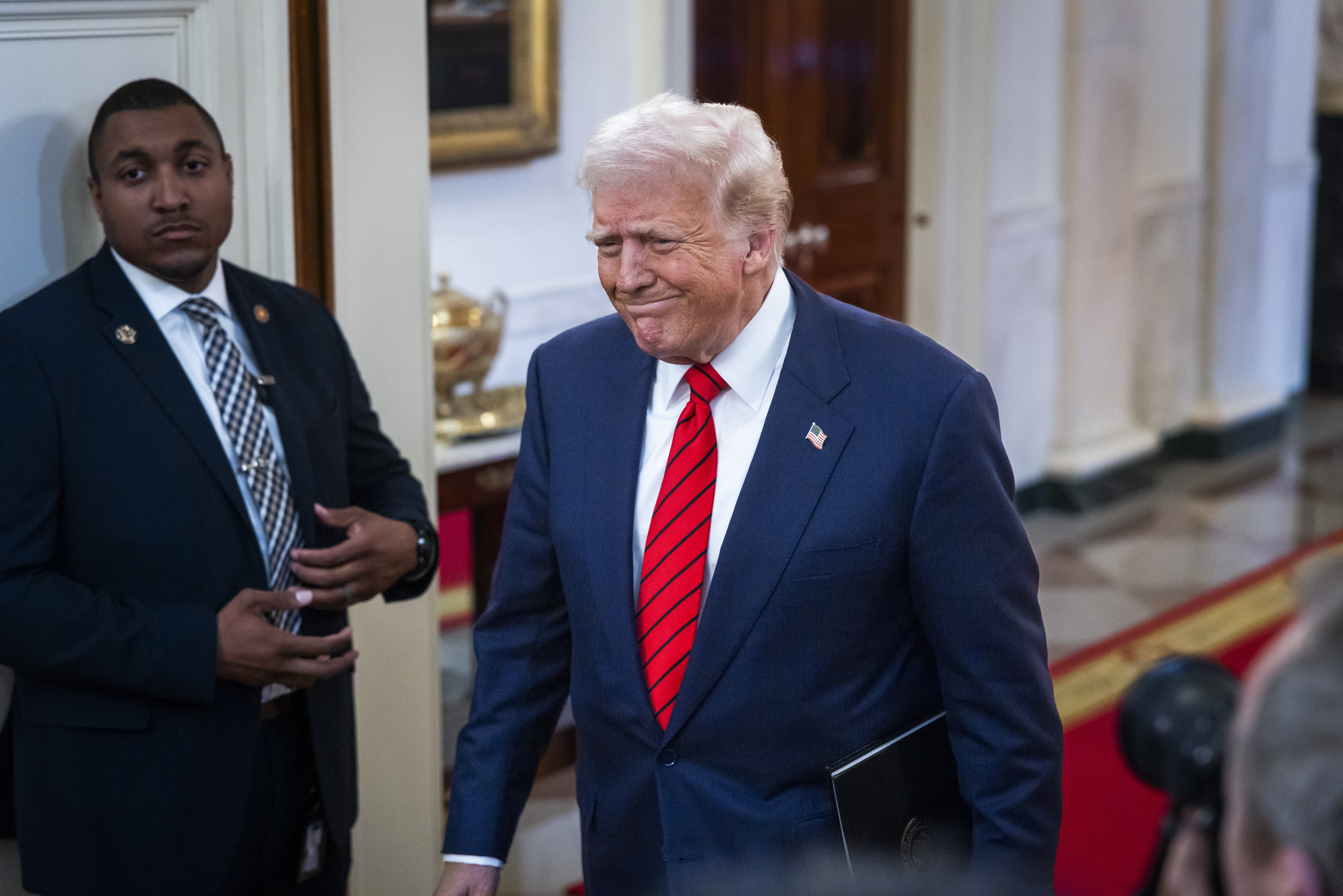 WASHINGTON (United States), 05/02/2025.- US President Donald Trump (R) arrives to sign an executive order banning transgender athletes from women's sports, in the East Room of the White House in Washington, DC, USA, 05 February 2025. President Trump called the order titled 'Keeping Men Out of Women's Sports, a 'common sense'. EFE/EPA/JIM LO SCALZO