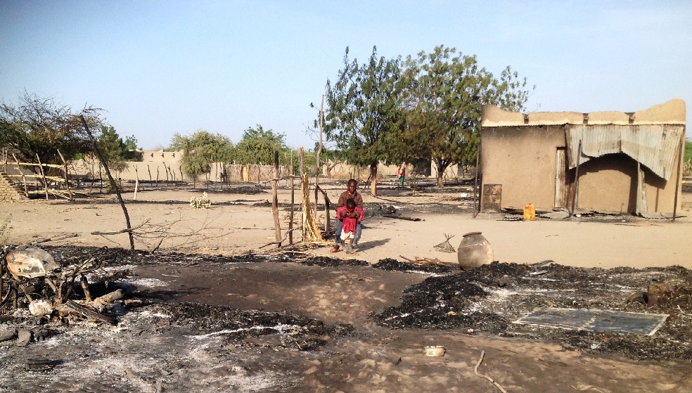 Los pocos habitantes de Nougboua que vivieron para contar el ataque de Boko Haram. /AFP