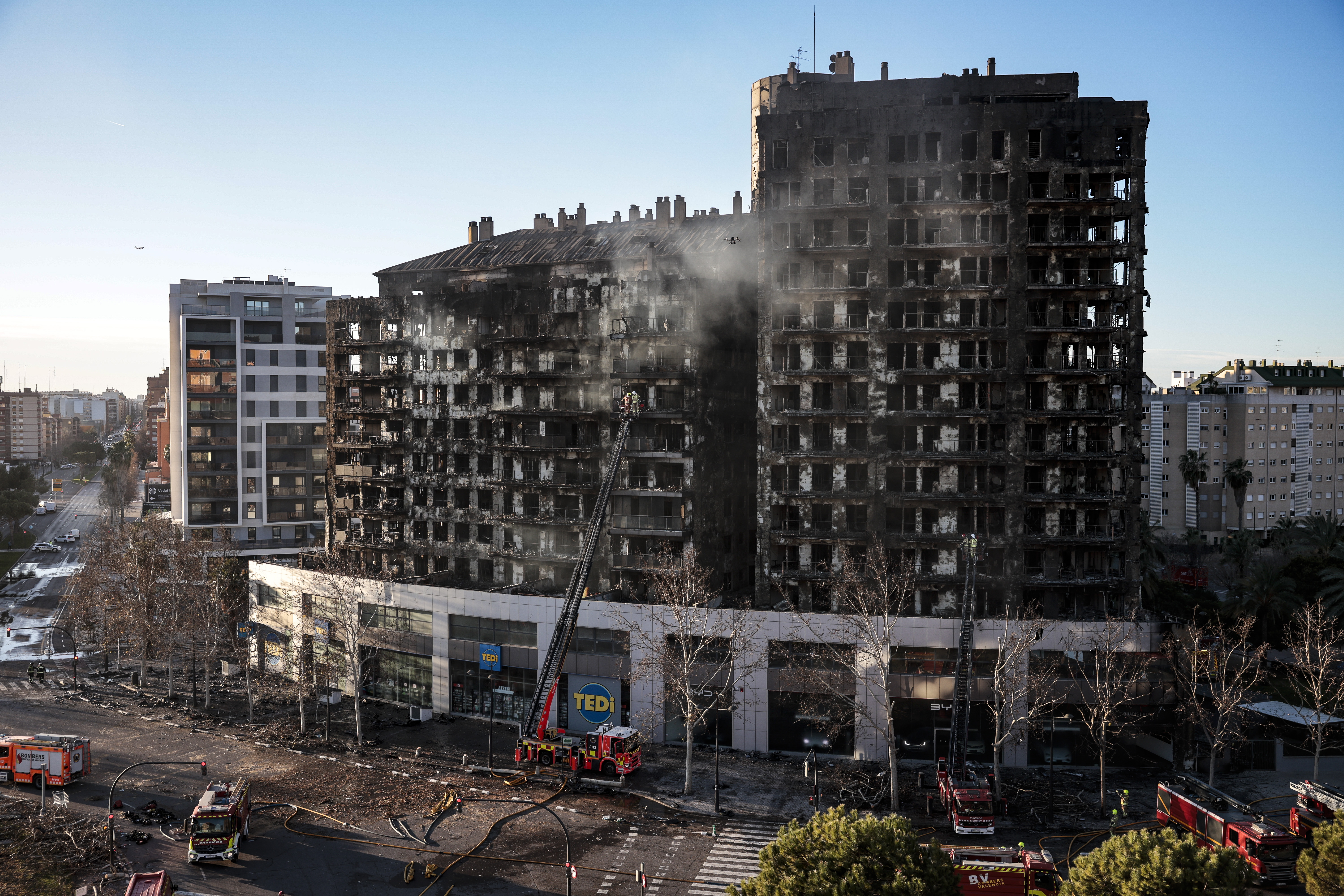 En fotos: así fue la evolución del incendio en un edificio residencial en Valencia