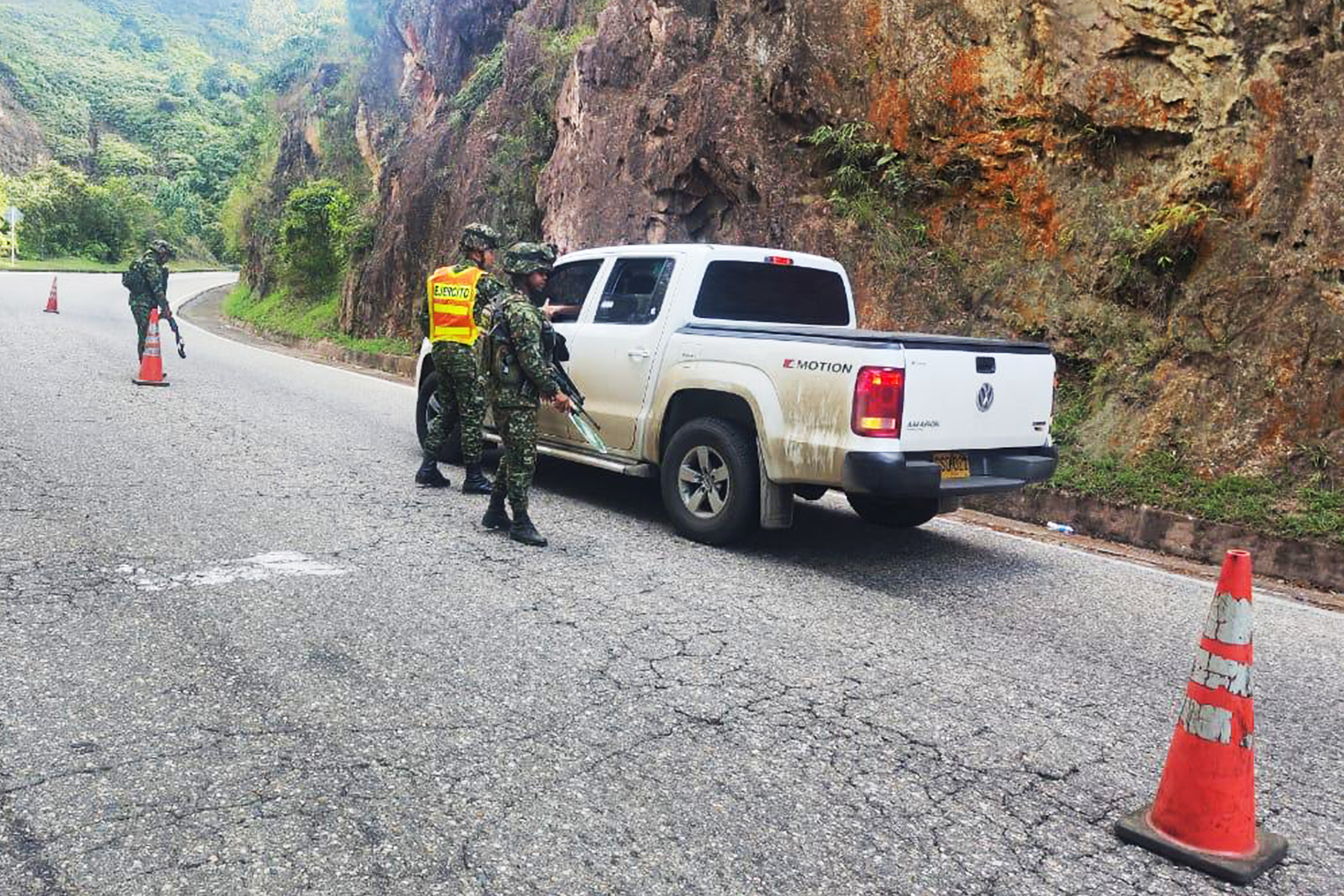 AME2365. OCAÑA (COLOMBIA), 18/01/2025.- Fotografía cedida por el Ejército Nacional de Colombia que muestra a soldados del Ejército realizando un control este sábado en la vía que une a Cúcuta con Ocaña (Colombia). Unas 60 personas han muerto en los enfrentamientos de esta semana entre la guerrilla del Ejército de Liberación Nacional (ELN) y una disidencia de las FARC en seis municipios de la región colombiana del Catatumbo, en el noreste del país, que deja además miles de desplazados, informó este sábado la Defensoría del Pueblo. EFE/ Ejército Nacional De Colombia / SOLO USO EDITORIAL/ SOLO DISPONIBLE PARA ILUSTRAR LA NOTICIA QUE ACOMPAÑA (CRÉDITO OBLIGATORIO)