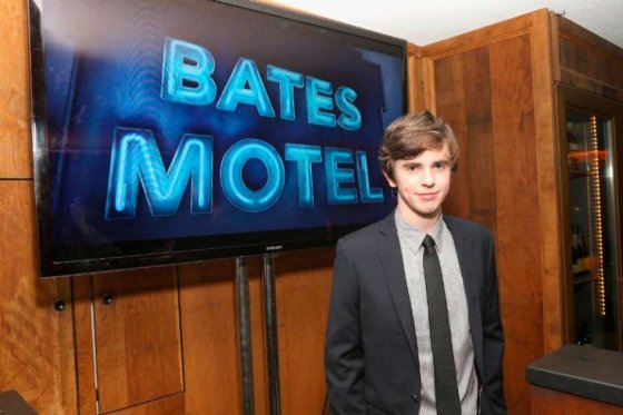 El actor Freddie Highmore reinventa al asesino de Hitchcock en «Bates Motel»