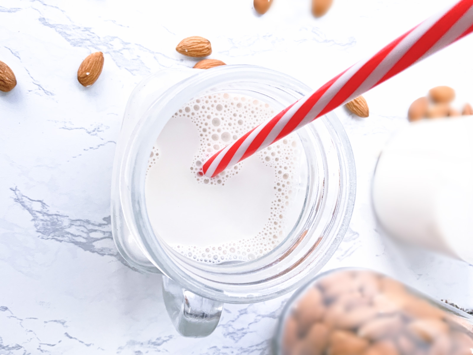 La leche de almendras es una opción para reemplazar la leche de vaca.