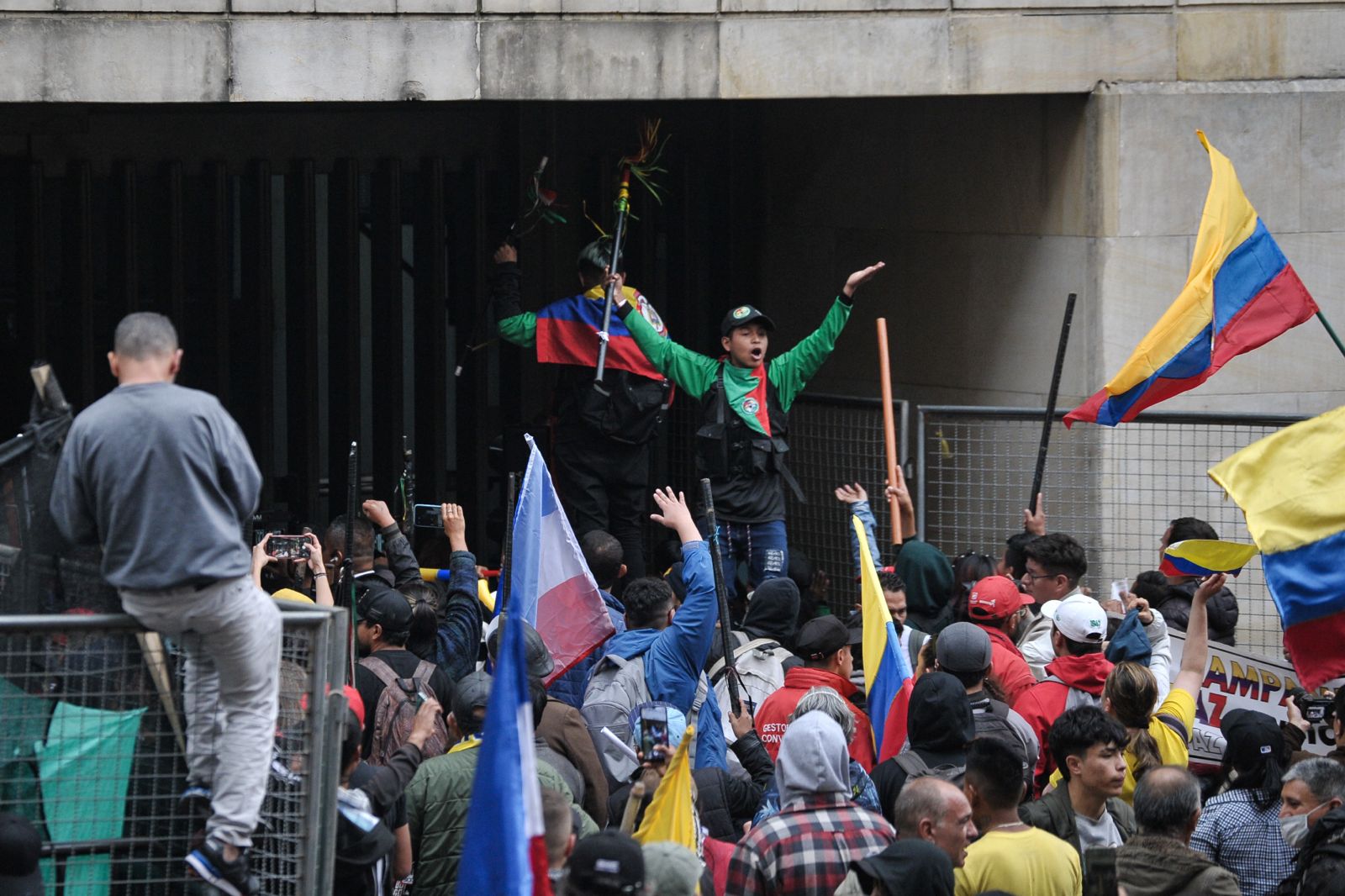 Las personas que adelantaron el bloqueo decían manifestarse en contra del aplazamiento para la elección del nuevo fiscal.