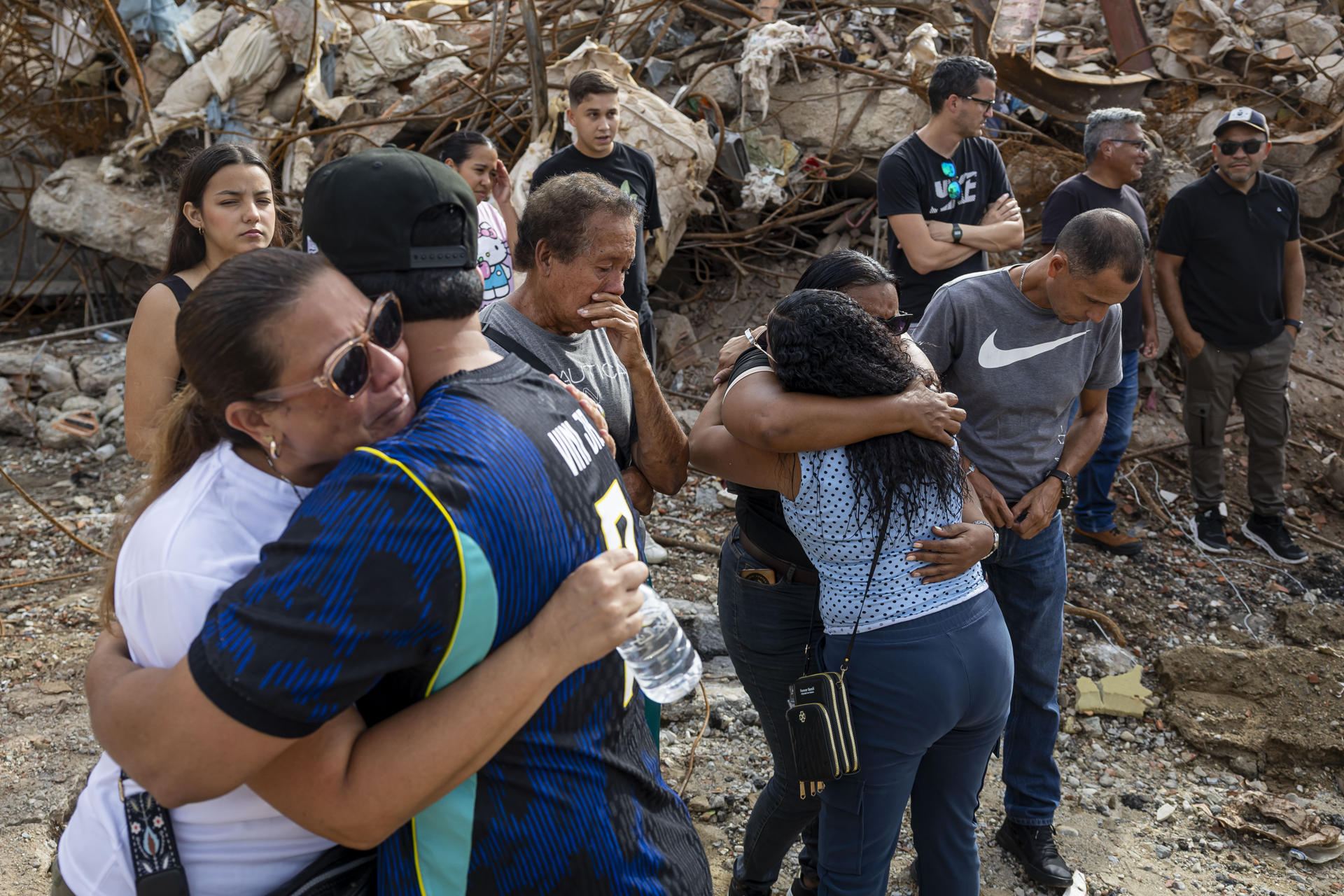 AME2228. MACUTO (VENEZUELA), 23/07/2026.- Familiares lloran durante una misa por las víctimas del doble terremoto de magnitud 7,2 y 7,5 de hace un mes en Venezuela que no han podido ser recuperadas en el edificio 'La Estrella', este lunes en Macuto (Venezuela). EFE/ Miguel Gutiérrez