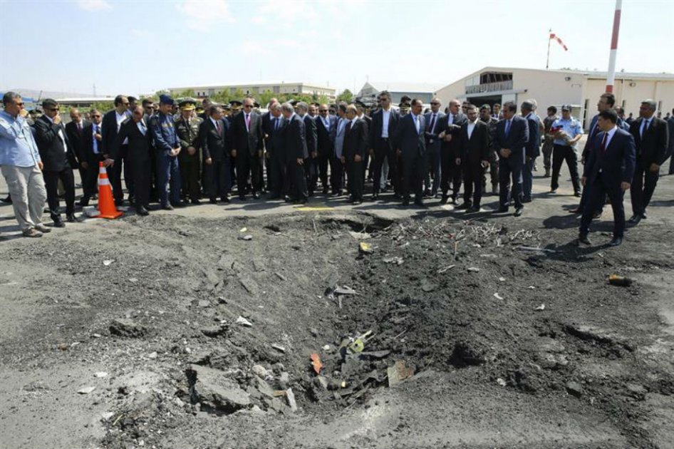El presidente turco, Recep Tayyip Erdogan visita el lugar donde se formó un cráter tras una explosión la noche del golpe fallido / 
