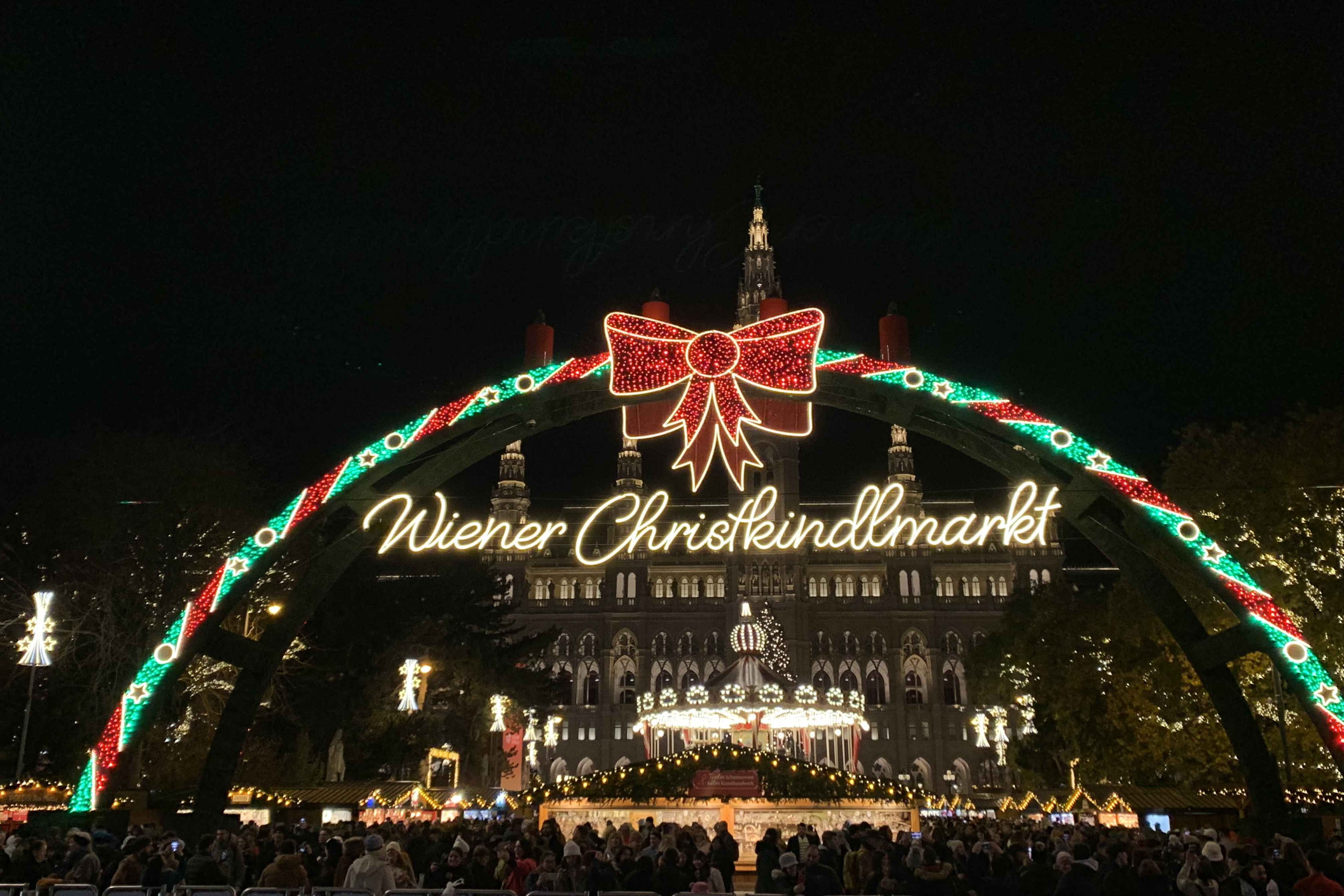 VIENA, 27/11/2024.- Decoración navideña en Viena (Austria). Los mercadillos navideños en Viena vuelven a ser el corazón de la temporada festiva invernal, atrayendo tanto a residentes como a turistas con su atmósfera mágica y su oferta variada de artesanías, gastronomía y bebidas tradicionales. EFE/ Juan Aguilar Molina