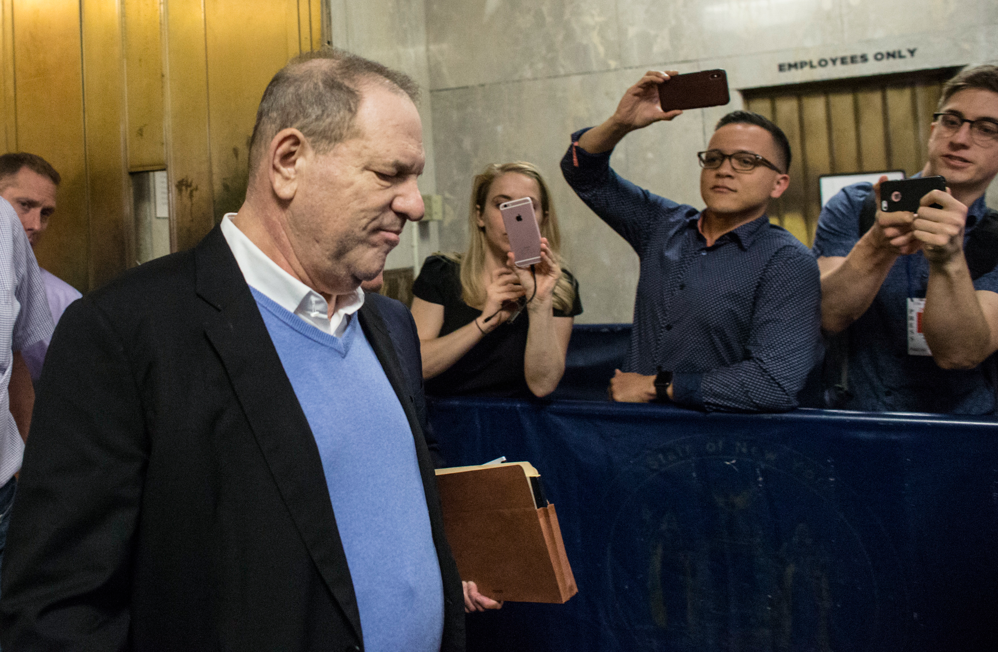 Harvey Weinstein intenta acuerdo económico con varias mujeres que lo acusan de abuso