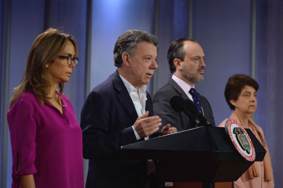 El presidente Juan Manuel Santos, acompañado entre otros, por la ministra de Educación (izquierda) Gina Parody. /Presidencia 