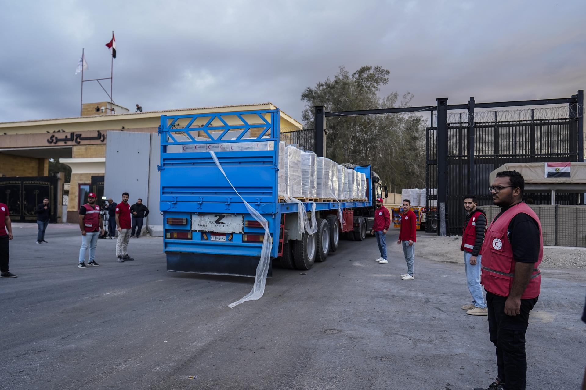 Israel dice que gazatíes pronto podrán cruzar a Egipto, pero El Cairo lo desmiente