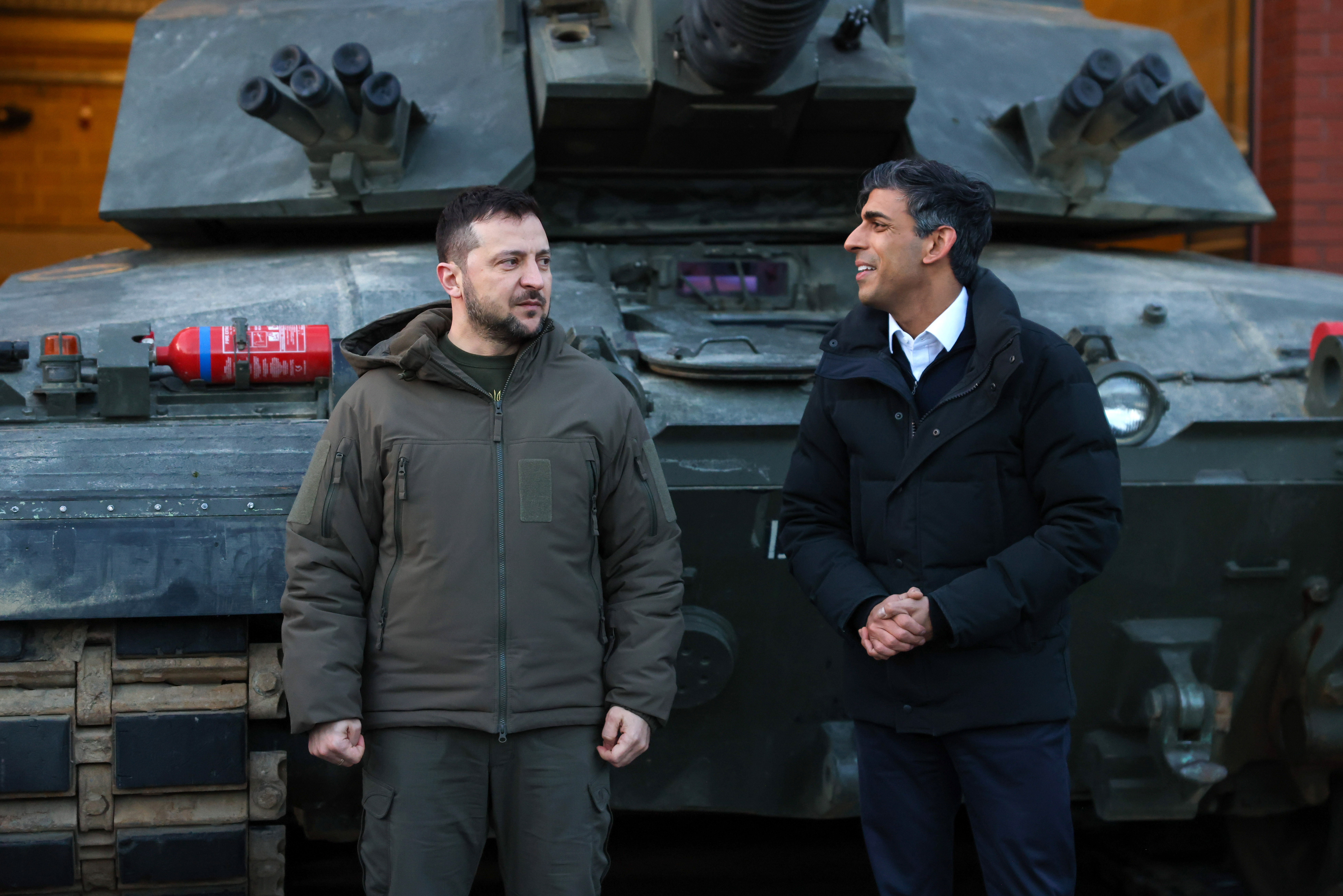 Lulworth Camp (United Kingdom), 08/02/2023.- Ukraine's President Volodymyr Zelensky (L) and British prime minister Rishi Sunak (R) meet with tank crews from Ukraine's armed forces being trained to use a Challenger 2 main battle tank by members of British Army in Lulworth Camp in Lulworth Camp, Britain, 08 February 2023. UK forces trained 10,000 Ukrainian troops in 2022 and aims to assist at least 20,000 more this year, Sunak said in Parliament. (Ucrania, Reino Unido) EFE/EPA/HOLLIE ADAMS / POOL