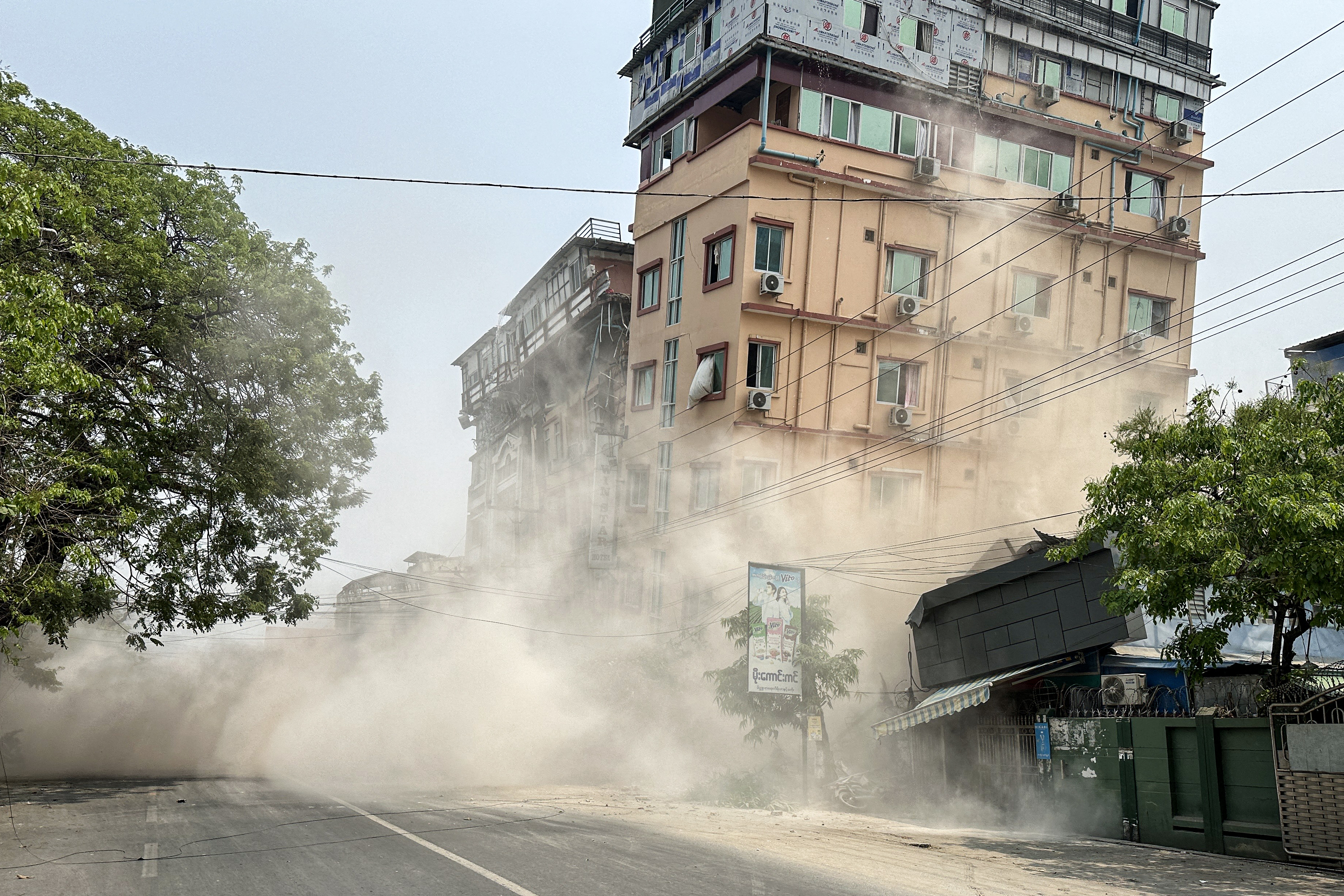 Esta foto muestra el derrumbe de un edificio en Mandalay, ciudad birmana, tras un terremoto de magnitud 7,7.