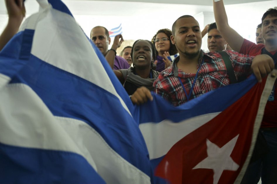 Cubanos oficialistas se manifestaron durante uno de los foros de la Cumbre. / AFP