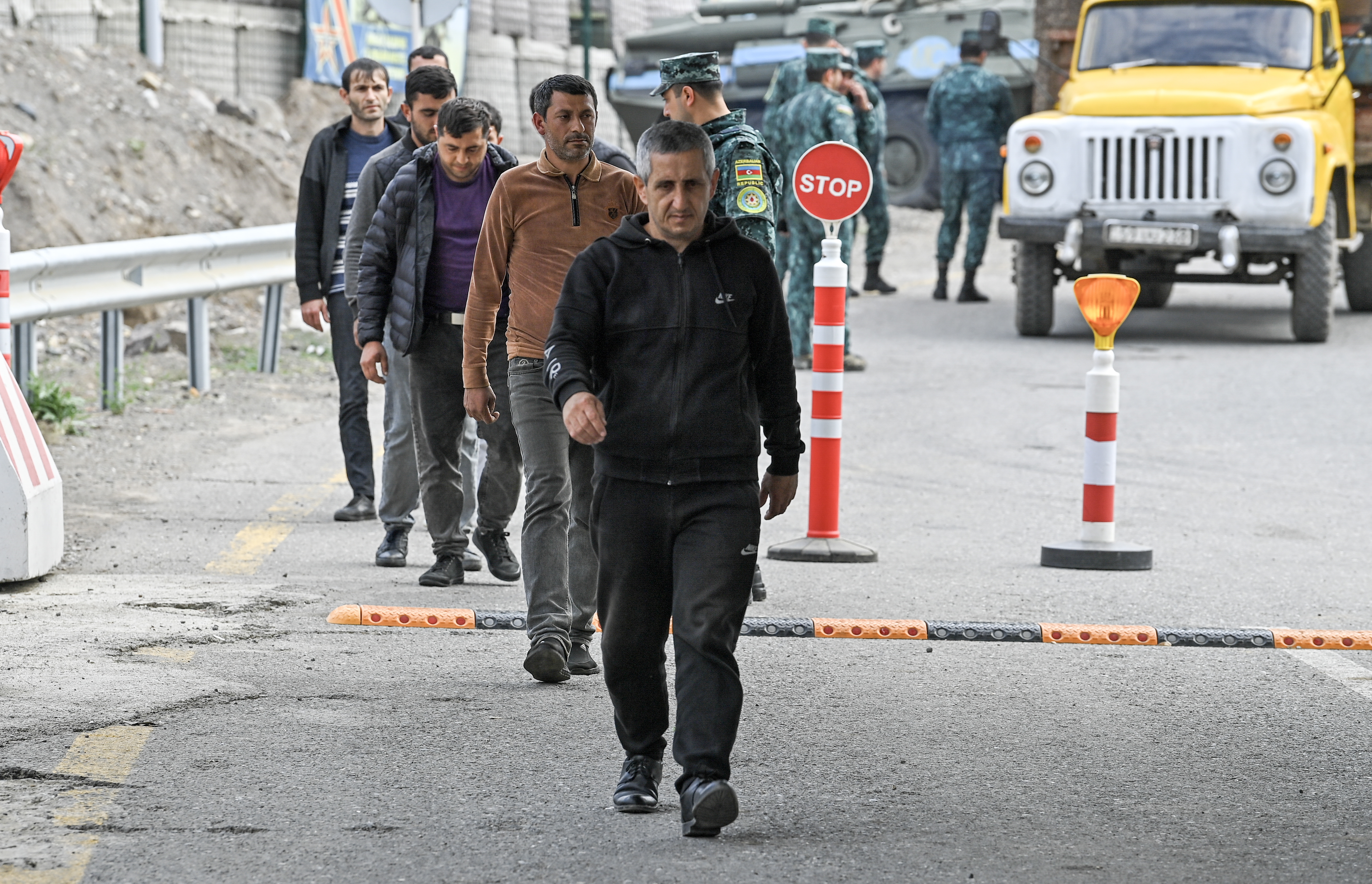 Comienza el éxodo hacia Armenia de miles de refugiados de Nagorno Karabaj