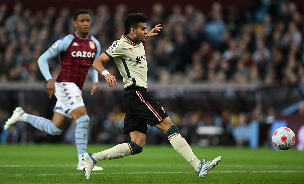 Luis Díaz (der.) durante el partido entre Liverpool y Aston Villa.