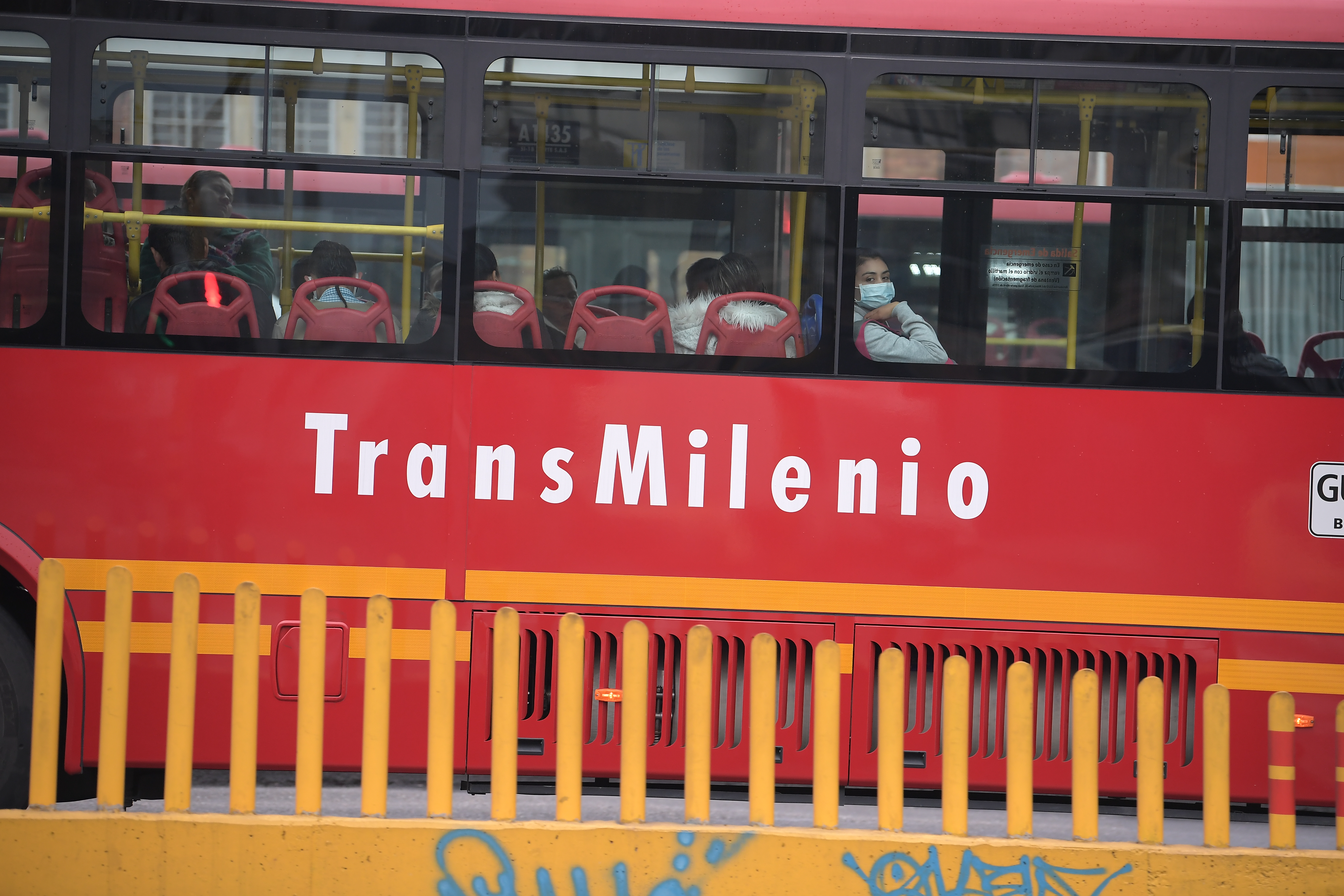 Transmilenio confirmó la muerte de un hombre que viajaba en un bus del sistema
