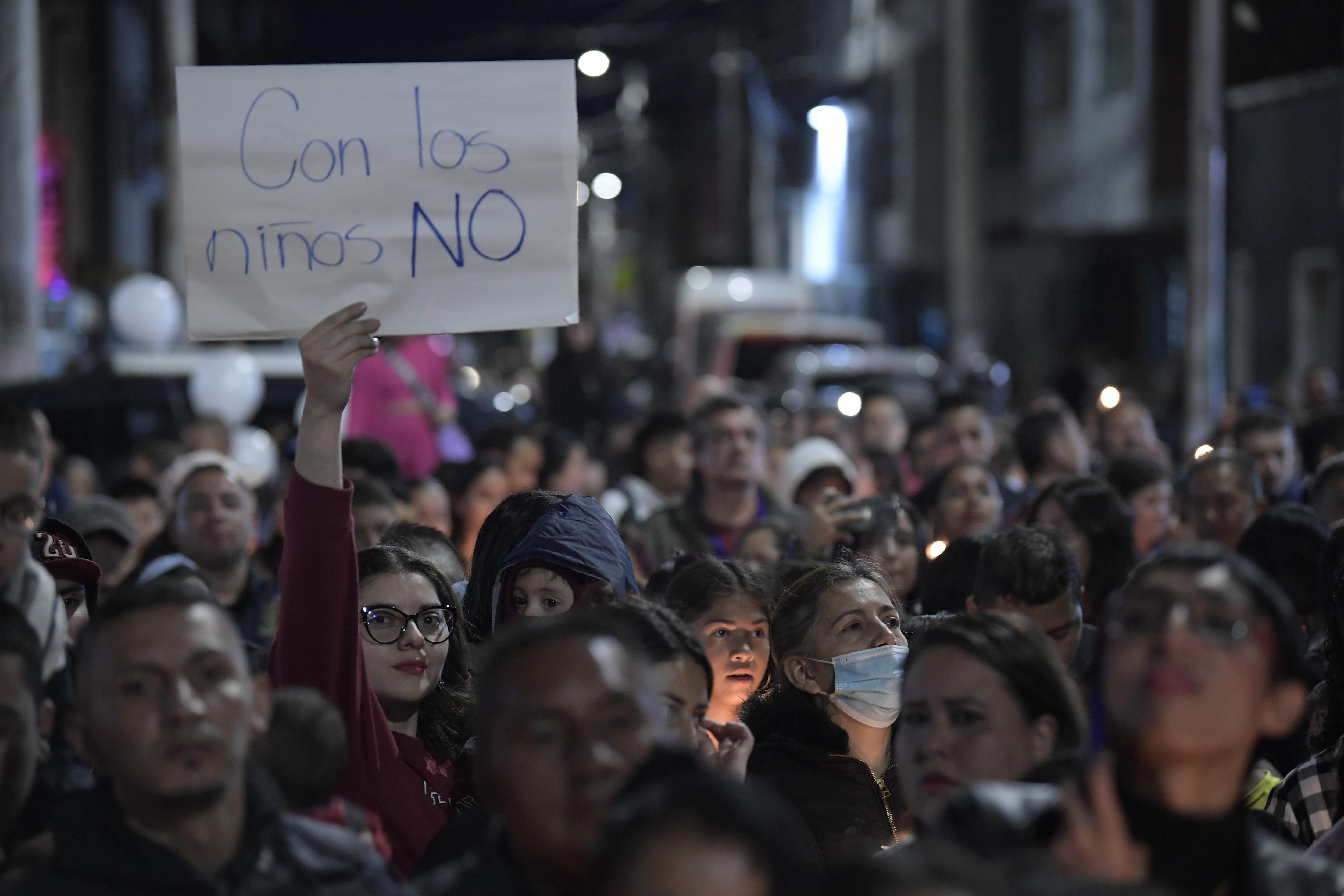 Velatón frente a la casa donde ocurrió el asesinato de los hermanos Santy Steban de 4 años y Susan Beltrán Ramírez de 7 años, a manos de Darwin Beltrán, su padre, hechos que ocurrieron en el barrio Las Ferias.